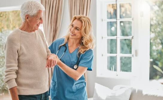 Jak asystent osoby starszej może wspierać rehabilitację po hospitalizacji?