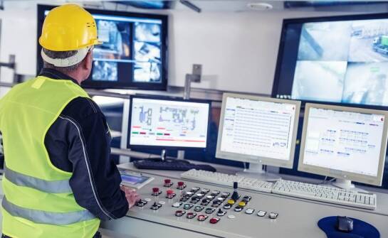 Zdalna pomoc techniczna – jak wspiera użytkowników maszyn przemysłowych?