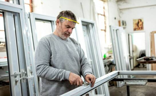 Jak wygląda montaż okien aluminiowych? Etapy pracy krok po kroku