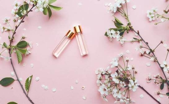 Jakie surowce zapachowe są niezbędne do stworzenia trwałych kompozycji perfumeryjnych?