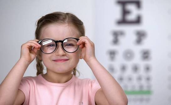 Jak często wymieniać okulary korekcyjne dzieciom?