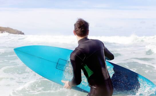 Gadżety surferskie, które zaskoczą każdego entuzjastę fal jako prezent