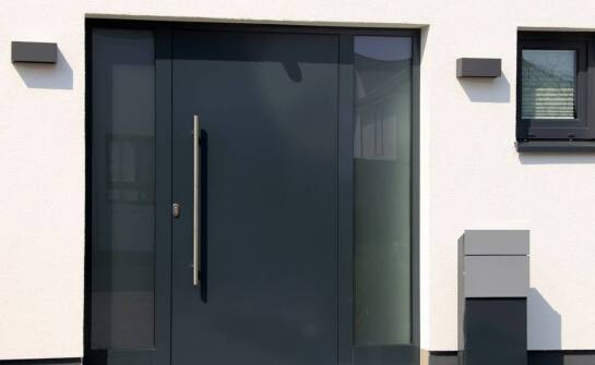 Drzwi wejściowe antracyt – jakie są ich największe zalety?