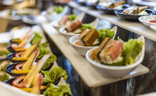 Wegańskie dania w cateringu – zdrowa alternatywa na co dzień