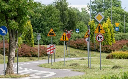 Jakie pułapki czekają w pytaniach o znaki drogowe na testach na prawko?