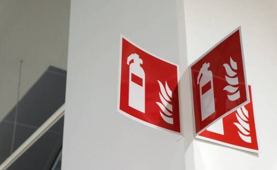 Jakie są korzyści z użycia koca gaśniczego w ochronie przeciwpożarowej?