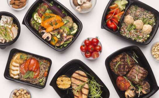 Jakie usługi dodatkowe oferuje catering dietetyczny dla swoich klientów?