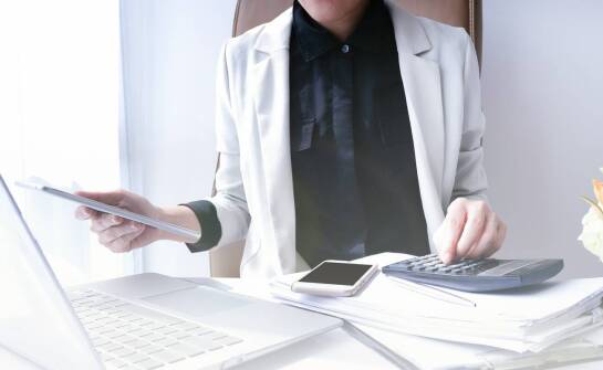 Jak tłumacz przysięgły języka włoskiego wspiera komunikację w sektorze finansowym?