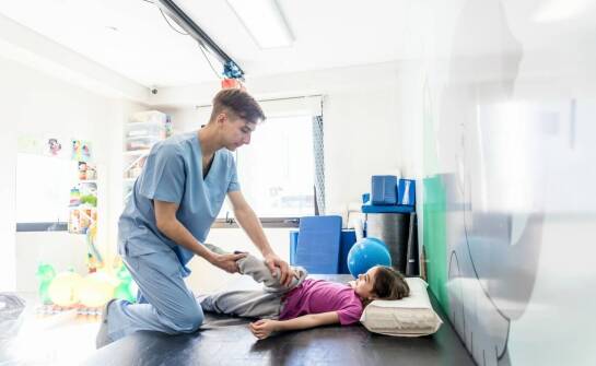 Trójpłaszczyznowa manualna terapia wad stóp u dzieci – na czym polega?