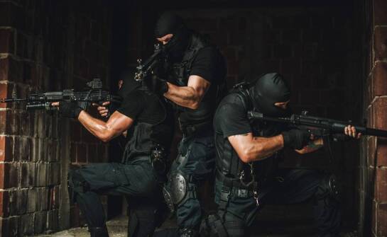 Jakie technologie wpływają na trwałość rękawic militarnych?