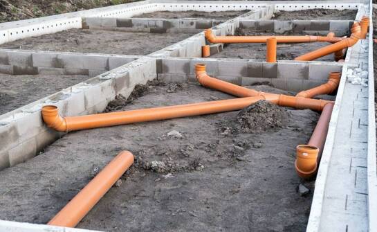 Jakie są kluczowe funkcje rury drenarskiej w infrastrukturze budowlanej?