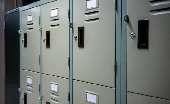 Szafki skrytkowe w organizacji biurowej przestrzeni – praktyczne porady