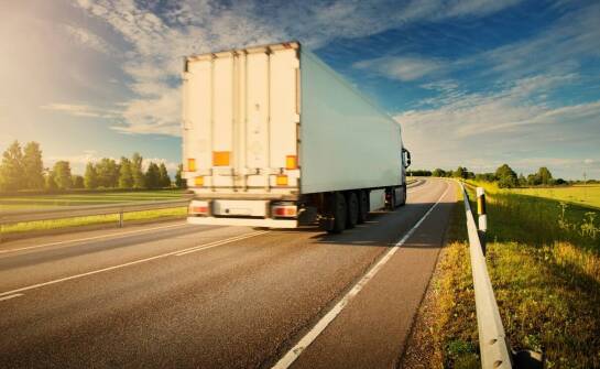 Jakie są różnice między transportem drogowym a morskim alkoholu?