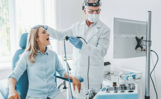 Do jakich celów wykorzystywany jest stroik laryngologiczny?
