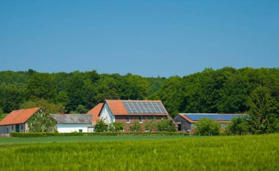 Instalacje dachowe vs. wolnostojące – który system wybrać?