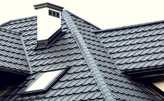 Jak dobrać pokrycie dachowe do stylu architektonicznego budynku?