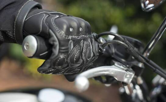 Kombinezon motocyklowy – jak wpływa na aerodynamikę i komfort jazdy?