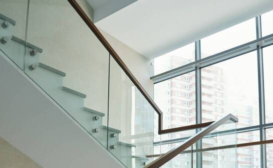 Proces montażu balustrad szklanych – co obejmuje profesjonalna usługa?