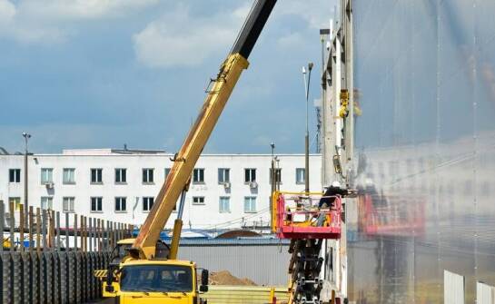 Rola dźwigów towarowych w projektach infrastrukturalnych – dlaczego warto z nich skorzystać?