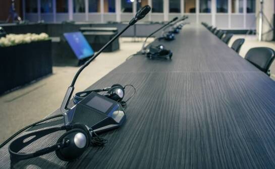 Jakie są wyzwania w tłumaczeniach konferencyjnych?