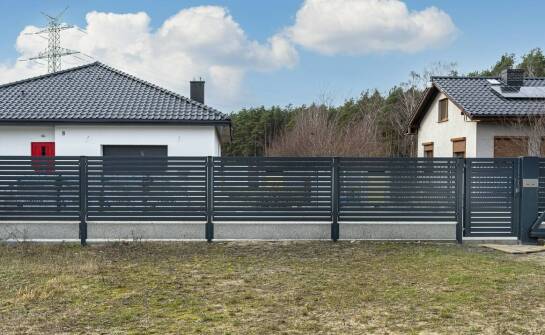 Jakie style ogrodzeń metalowych są najpopularniejsze w architekturze krajobrazu?
