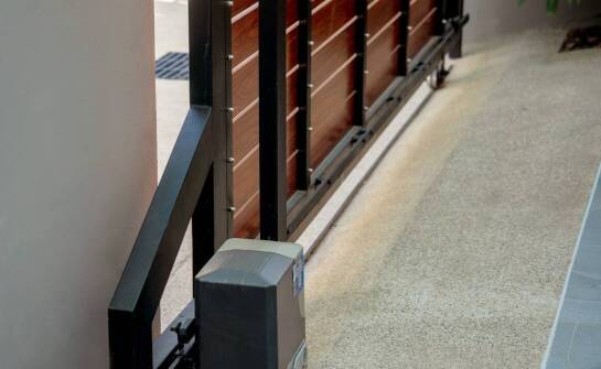 Porównanie różnych typów bram automatycznych – co warto wybrać?