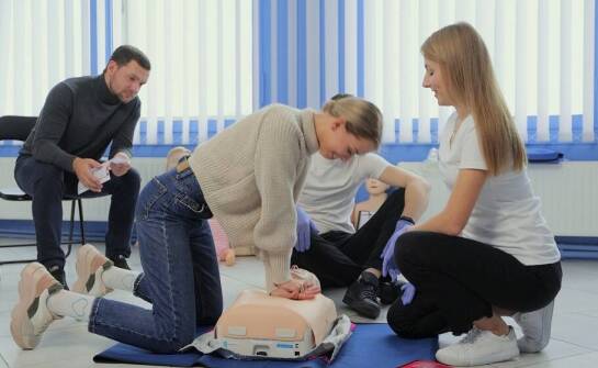 Jakie umiejętności zdobywają uczestnicy szkoleń medycznych w zakładach pracy?