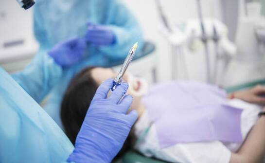Znieczulenie podczas wszczepiania implantów – co warto wiedzieć?