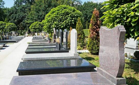 Jakie kroki należy podjąć przy wyborze nagrobka z pomocą zakładu pogrzebowego?