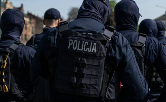 Jakie są najważniejsze zalety kurtek policyjnych softshell dla funkcjonariuszy?