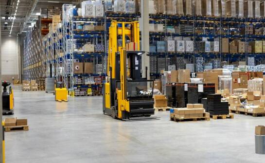 Rola wózków transportowych w optymalizacji logistyki zakładów przetwórczych