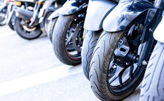 Dlaczego elastyczne pasy to doskonałe akcesorium dla każdego motocyklisty?