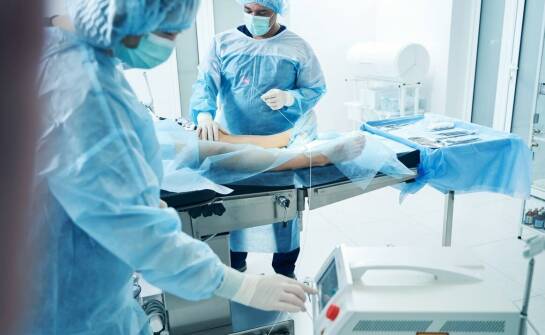 Jakie nowoczesne materiały stosuje się w implantach piersi?