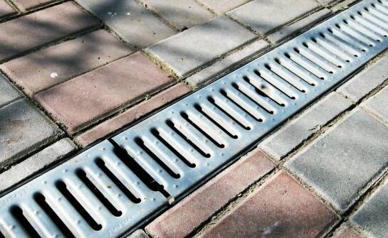 Korytka betonowe w systemach odwadniających – jakie mają zastosowanie?