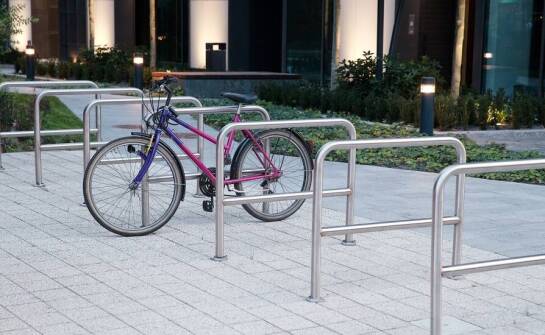 Jak stalowe stojaki rowerowe wspierają zrównoważony transport?