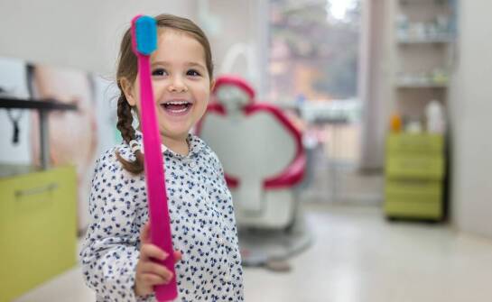 W jaki sposób dentysta dba o zdrowie zębów dzieci?