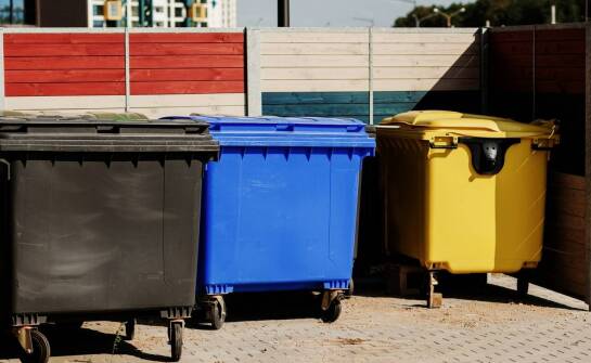 Plastikowe pojemniki na odpady a kontenery na śmieci budowlane – co wybrać?
