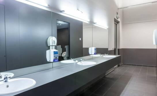 Elektroniczny wrzutnik monet w toaletach miejskich – jak działa i jakie są jego korzyści?