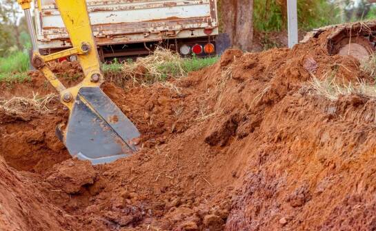 Jakie usługi koparko-ładowarką są niezbędne przy budowie infrastruktury ogrodowej?