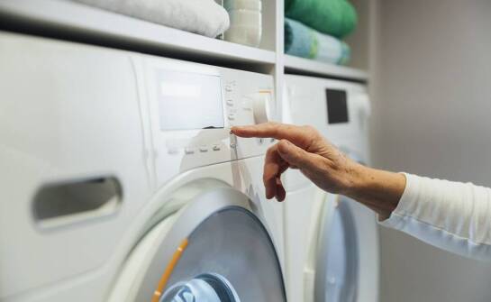 Transport prania w pralni hotelowej – wygodne rozwiązanie dla klientów biznesowych