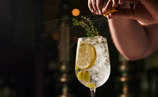 Kulinarne inspiracje: dania mięsne i wegetariańskie w cocktail barze