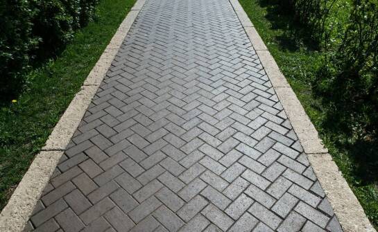 Wpływ ażurów betonowych na efektywność odprowadzania wody deszczowej