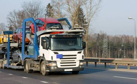 Jakie cechy wyróżniają lawety na 2 auta w transporcie pojazdów luksusowych?