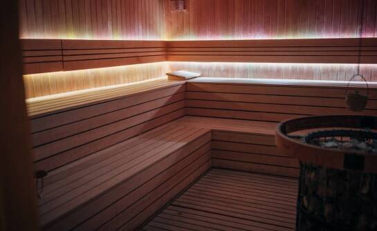 Sauna sucha i parowa – relaksacyjne udogodnienia w ośrodku wczasowym