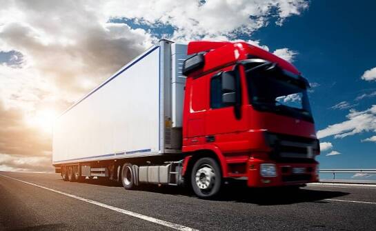 Jak polska firma transportowa obsługuje międzynarodowe przewozy drogowe?