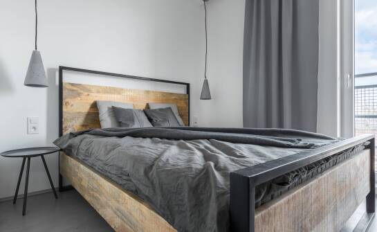 Komfort snu na łóżku drewnianym 140 x 200 – jakie aspekty są kluczowe?