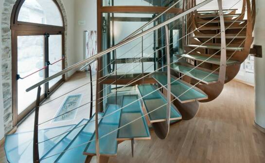 Jakie są kluczowe cechy schodów metalowych, które warto rozważyć?