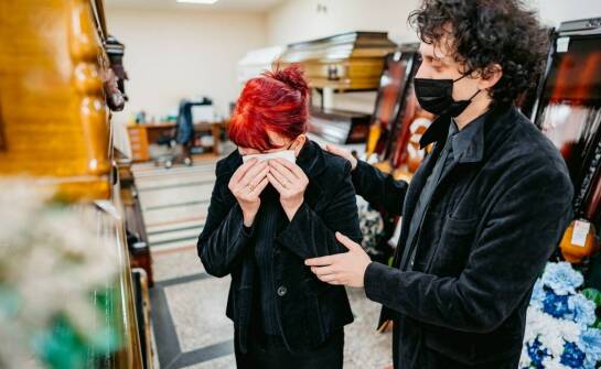 Jakie są opcje transportu uczestników ceremonii oferowane przez Zakład pogrzebowy Starachowice?