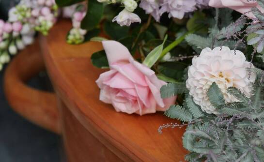 Wybór akcesoriów funeralnych w zakładzie pogrzebowym brody: trumny, urny, wieńce