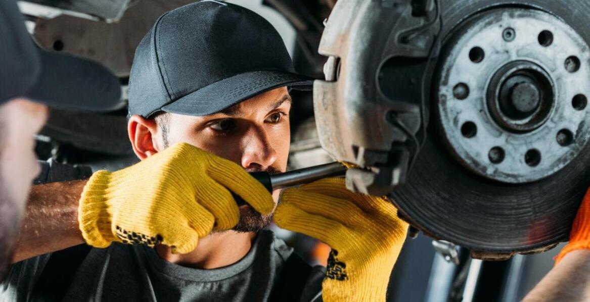 Naprawa układu hamulcowego: dlaczego warto zaufać doświadczonemu mechanikowi?